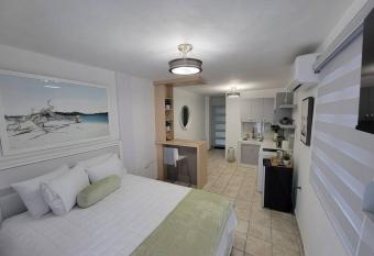 L & R Studio has Balcony rooms