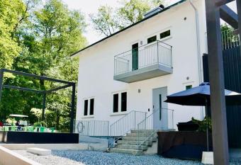 Exklusiv och mysig v  ning has rooms with a private hot tub