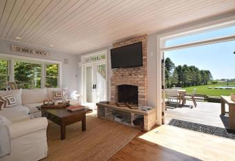 Family Beach House and Cottage has rooms with a private hot tub