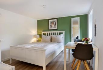 Idyllisches Zimmer Im Gr  nen allows 18 year olds to book a room