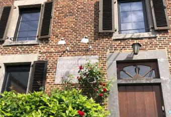 Le petit chapitre allows 18 year olds to book a room