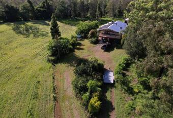 Buzzy Cottage has Balcony rooms