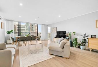 Chic Sthbank 3BR - Pool & Tennis has rooms with a private hot tub