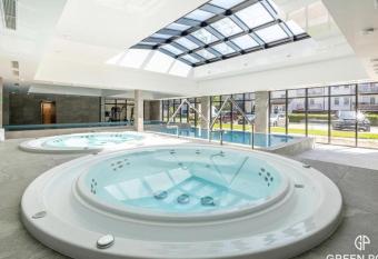 Apartament Green Port Basen & Jacuzzi Ko  obrzeg has rooms with a private hot tub