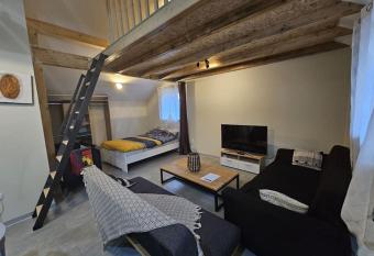 O Pains d Epices has Balcony rooms