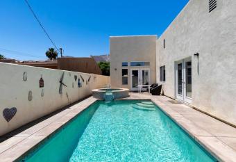 Stunning La Quinta Oasis with Private Pool Hot tub NEW has rooms with a private hot tub