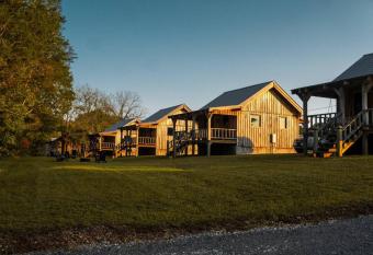 Centerhilllakeserenecouplestinycabin 3 has Balcony rooms