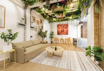 Cozy Single Room has Balcony rooms