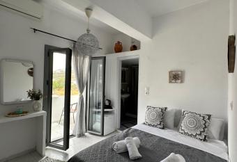 Nicole Rooms Santorini has Balcony rooms