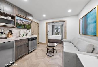 Alpine Abode at The Westgate Resort in Canyons Village Ski-In Ski-Out Condo Hosted by Nestique has rooms with a private hot tub