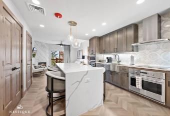 Crestview Chalet at The Westgate Resort in Canyons Village Ski-In Ski-Out Condo Hosted by Nestique has rooms with a private hot tub