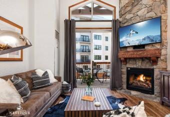 Snowy Peaks at The Westgate Resort Ski-In Ski-Out Steps from Canyons Village Gondola Hosted by Nestique has rooms with a private hot tub