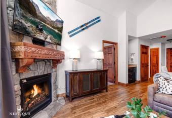 Powder Paradise at Westgate Ski-In Ski-Out Condo Hosted by Nestique has rooms with a private hot tub