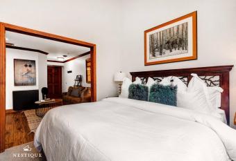 Pine Cone Place at The Westgate in Canyons Village Ski-In Ski-Out Suite Hosted by Nestique has rooms with a private hot tub