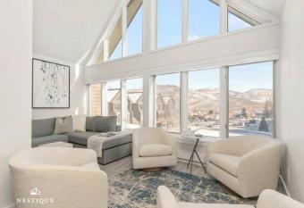 Alpine Haven at Park City Base Ski-In Ski-Out Condo Hosted by Nestique has rooms with a private hot tub