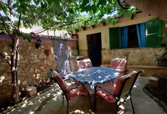 Casa completa en Binissalem allows 18 year olds to book a room