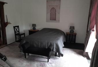 La petite Salamandre bleue allows 18 year olds to book a room