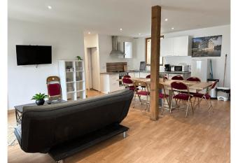 Spacieux duplex 6 Chambres    Azay-le-rideau has Balcony rooms