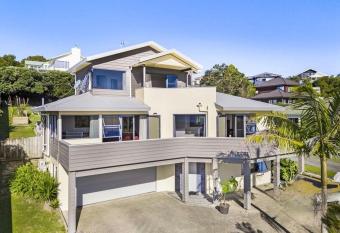 Sea view 5 bedroom holiday house has rooms with a private hot tub