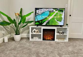 Cozy Chic Apartment free coffe wifi! allows 18 year olds to book a room