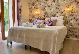 Valpolicella Luxury Room I has Balcony rooms