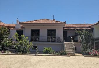 Saronikos Gulf Home has rooms with a private hot tub