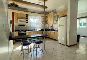 Apartamento espa  oso Itapema meia praia 90m da praia 3 quartos has Balcony rooms