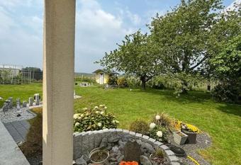 Ruhige Doppelhaush  lfte has Balcony rooms