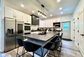 Cabin with Private Hot Tub within Walking Distance to Somers Bay - Somers Bay Hideaway has rooms with a private hot tub