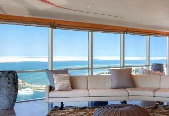 The Art Hotel & Resort has rooms with a private hot tub