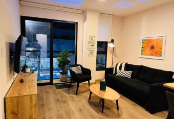 M17 Dpto de estreno con Balc  n Frente Embajada USA has rooms with a private hot tub