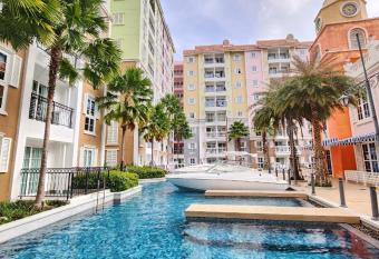 Seven Seas Cafe D Azur has Balcony rooms