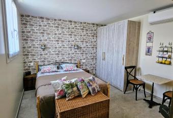 Charmant studio pr  s de la plage avec jacuzzi et terrasse privative has rooms with a private hot tub