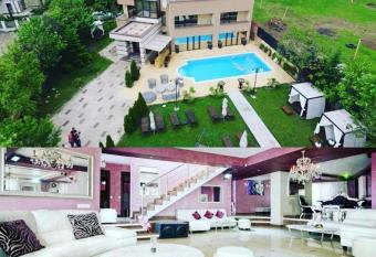 Luxury Mainson has Balcony rooms