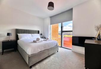 1 Bed Luxe Apartment With Balcony And Free Parking has Balcony rooms