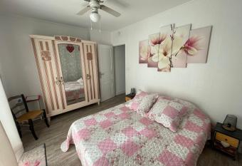 suite ind  pendante    200m de la plage de Fabr  gas allows 18 year olds to book a room