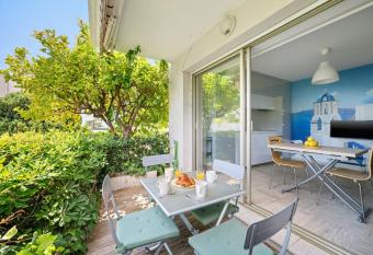 Les Miradors - Calme - Piscine - Parking priv   allows 18 year olds to book a room