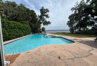 Dalindas Family Rentals on Doctors Lake has rooms with a private hot tub