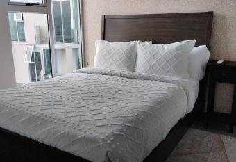 Skyline Retreat Top Floor Apt has Balcony rooms