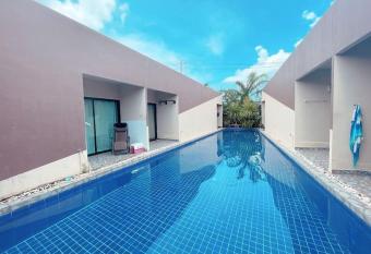 Brand new poolside apartament Rawai 1 bedroom has rooms with a private hot tub