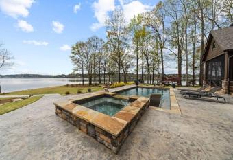 Beautiful Lake Oconee Lake Front Home with POOL AND HOT TUB has rooms with a private hot tub