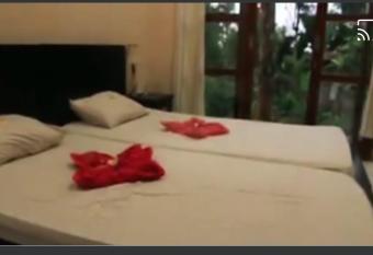 Arnata Guest House & Pasraman Yoga Lokanata has rooms with a private hot tub