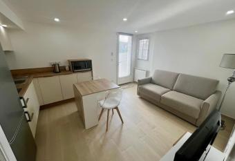 Appartement 2 pIeces rdc de villa Mouans Sartoux allows 18 year olds to book a room