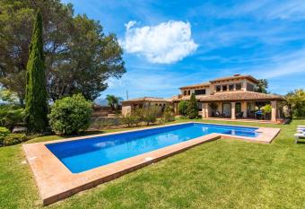 Cal Moliner has rooms with a private hot tub