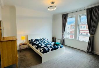 THE Urban Retreat has Balcony rooms