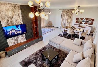 Luxurious Golf Garden View Madinaty has rooms with a private hot tub