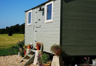 Luxury Shepherd s Hut - The Hyde allows 18 year olds to book a room
