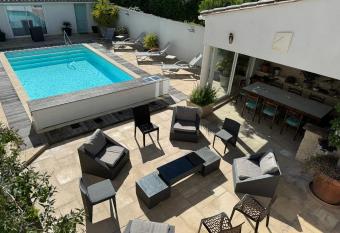 MAISON DE CHARME ILE DE RE avec PISCINE et 10 COUCHAGES has Balcony rooms