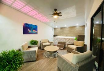 Berni s Deluxe House has rooms with a private hot tub