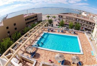 Aguas Salinas has Balcony rooms